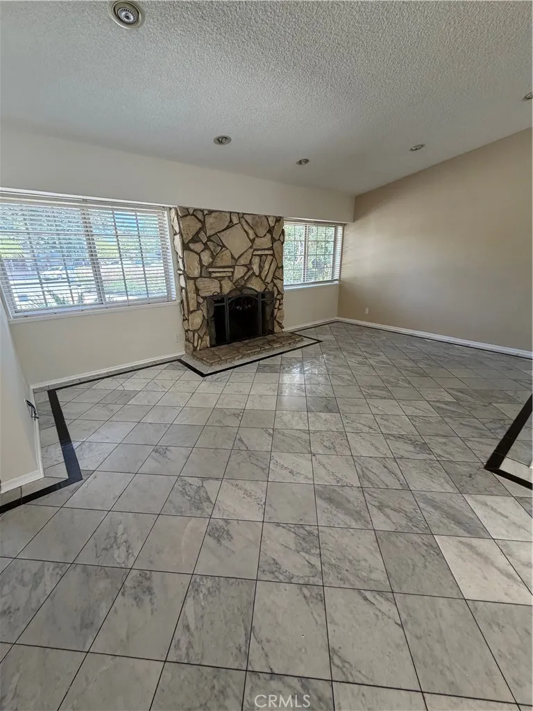 22346 Hartland Street Canoga Park, CA 91303