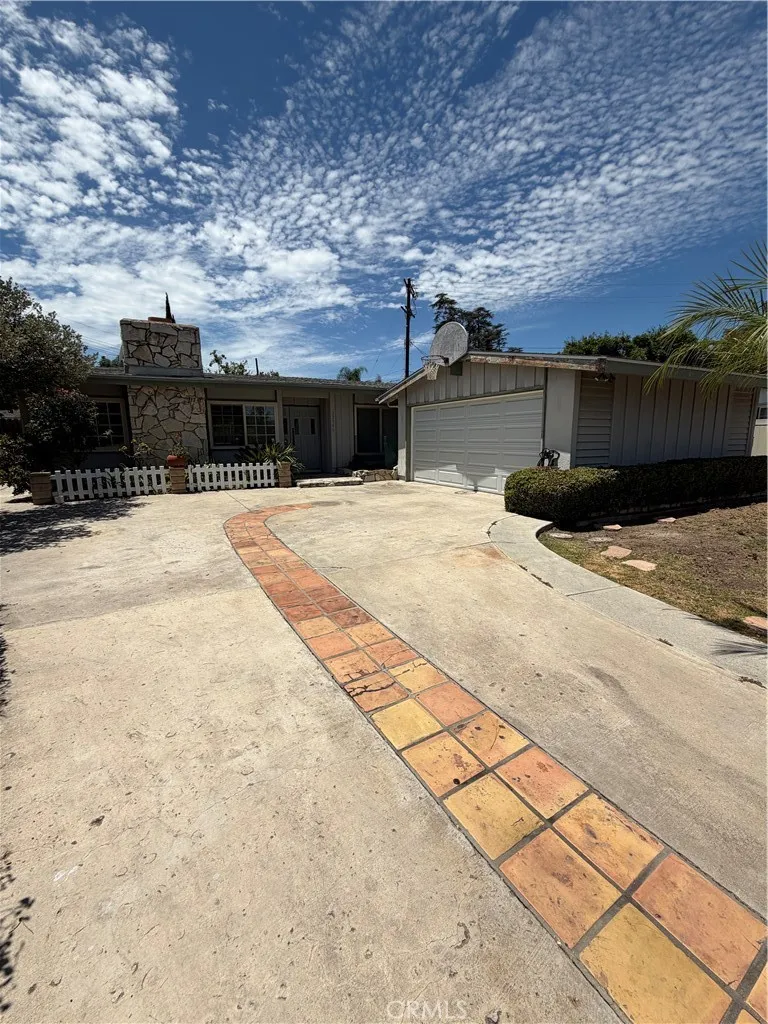 22346 Hartland Street Canoga Park, CA 91303