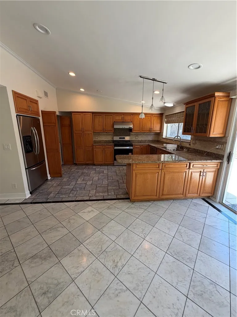22346 Hartland Street Canoga Park, CA 91303