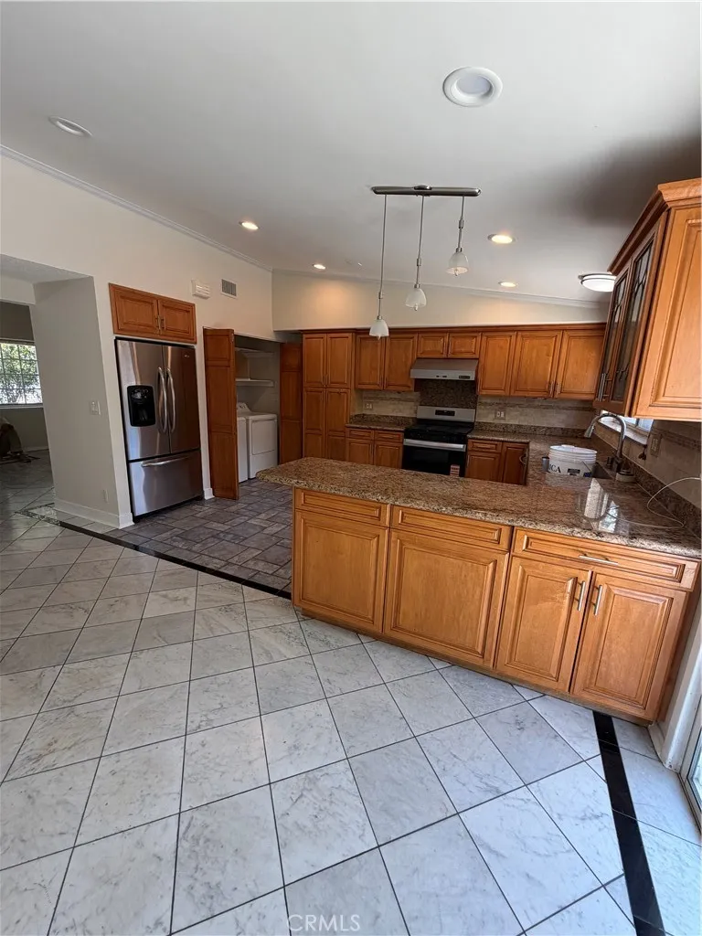 22346 Hartland Street Canoga Park, CA 91303