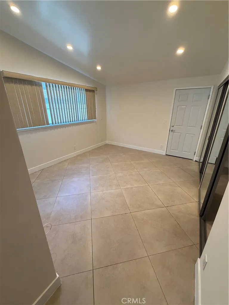 22346 Hartland Street Canoga Park, CA 91303