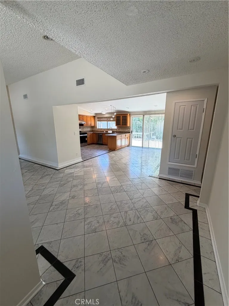 22346 Hartland Street Canoga Park, CA 91303