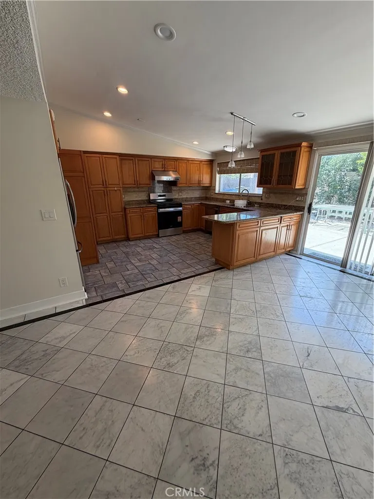 22346 Hartland Street Canoga Park, CA 91303