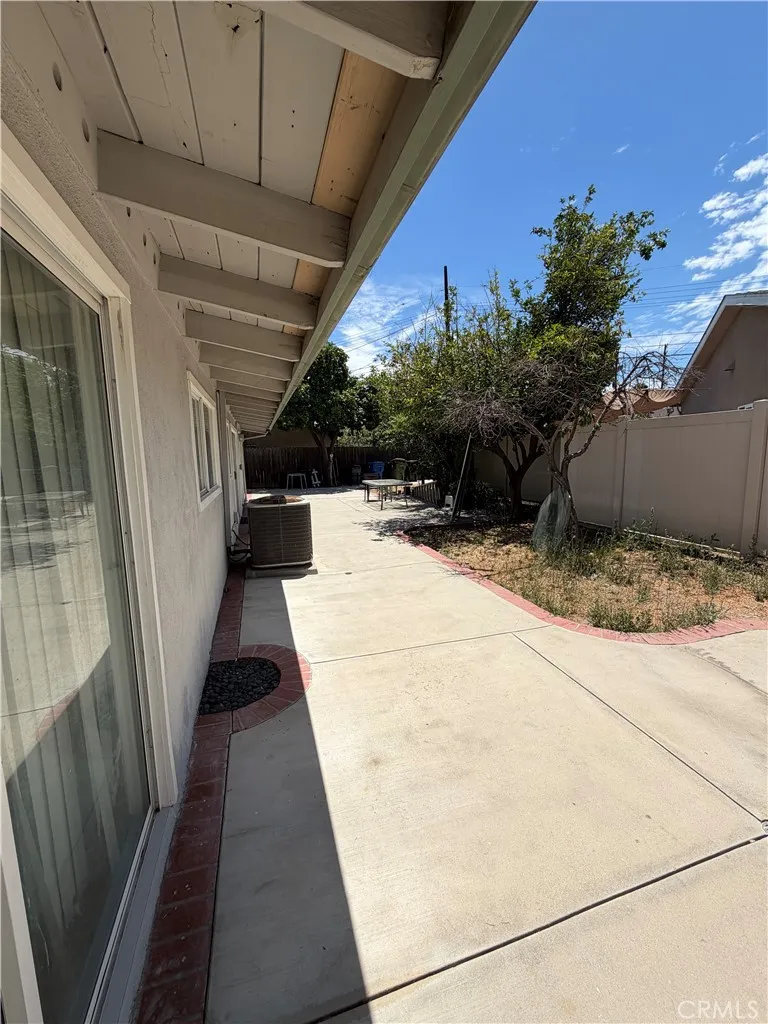 22346 Hartland Street Canoga Park, CA 91303