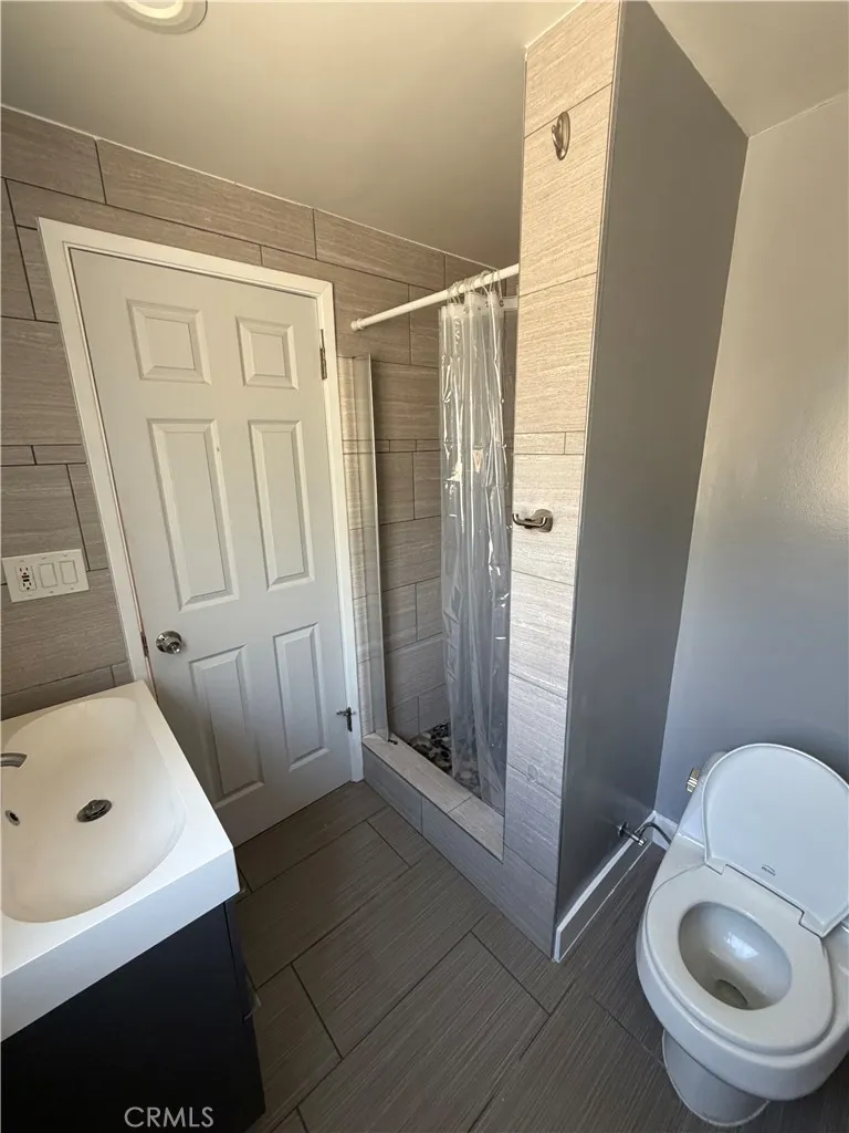 22346 Hartland Street Canoga Park, CA 91303