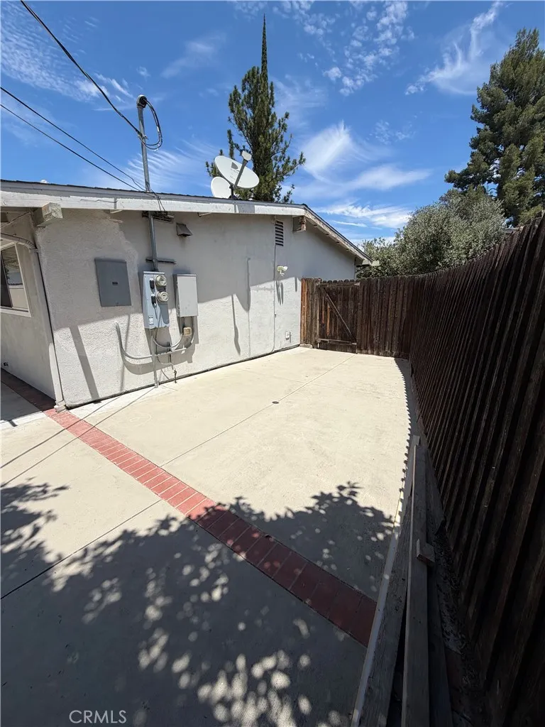 22346 Hartland Street Canoga Park, CA 91303