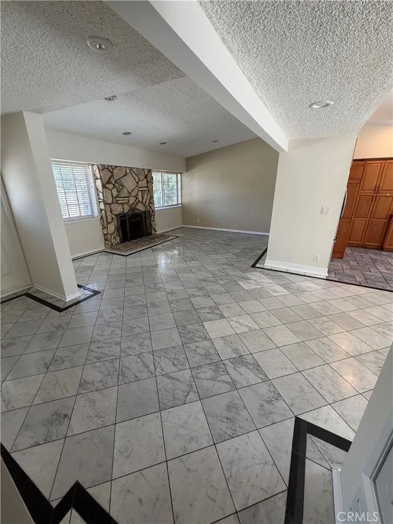 22346 Hartland Street Canoga Park, CA 91303