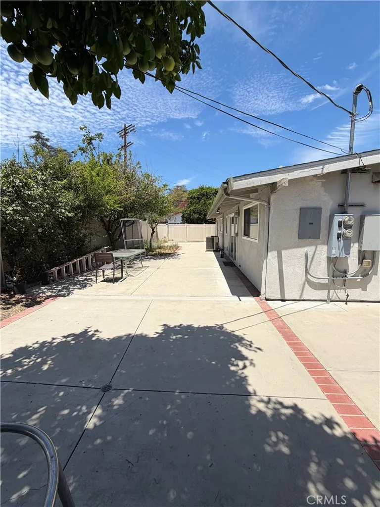 22346 Hartland Street Canoga Park, CA 91303
