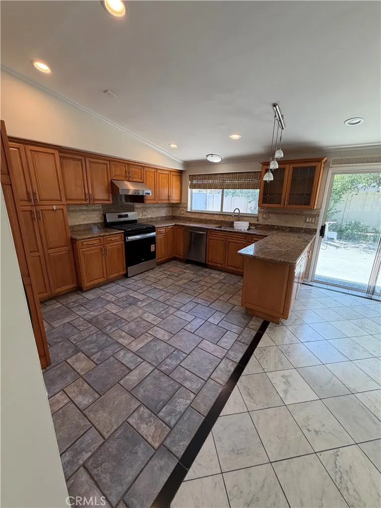 22346 Hartland Street Canoga Park, CA 91303