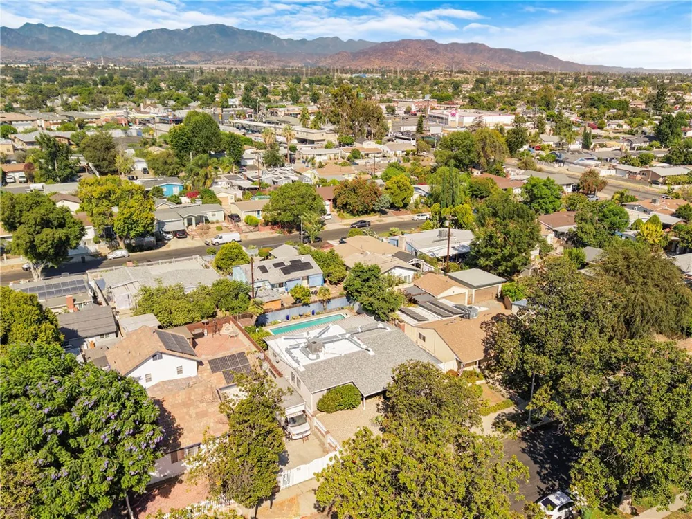 8636 Ranchito Panorama City, CA 91402