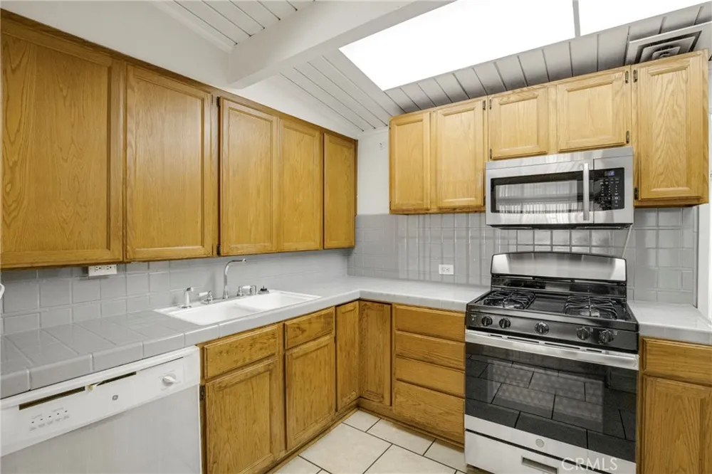 8636 Ranchito Panorama City, CA 91402