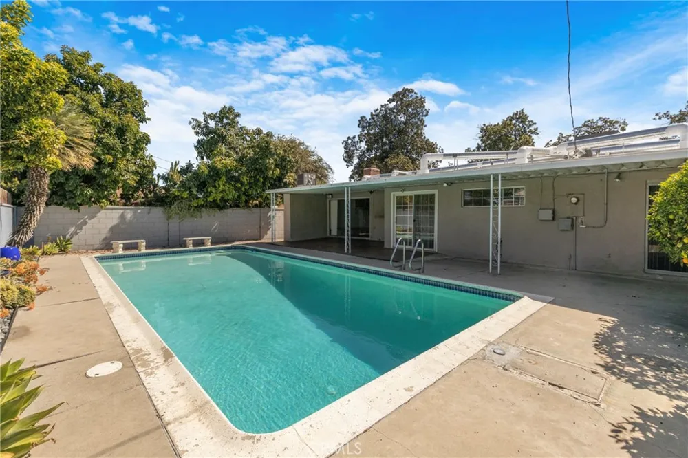 8636 Ranchito Panorama City, CA 91402