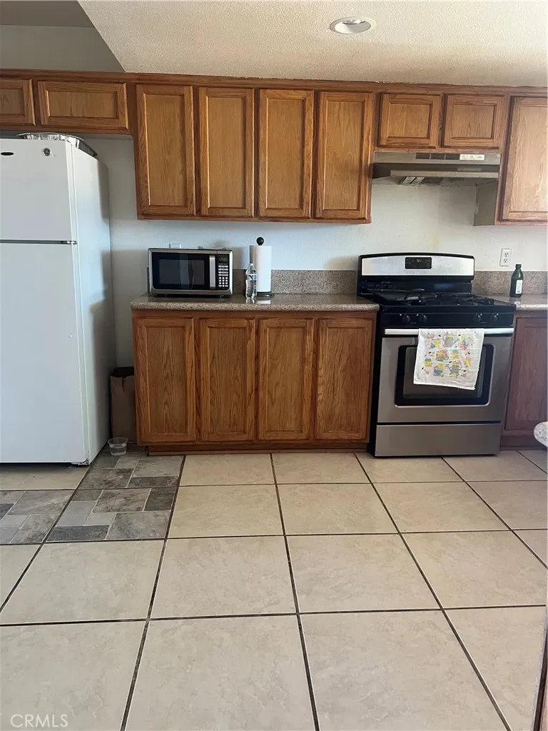 8413 Greenwood California City, CA 93505