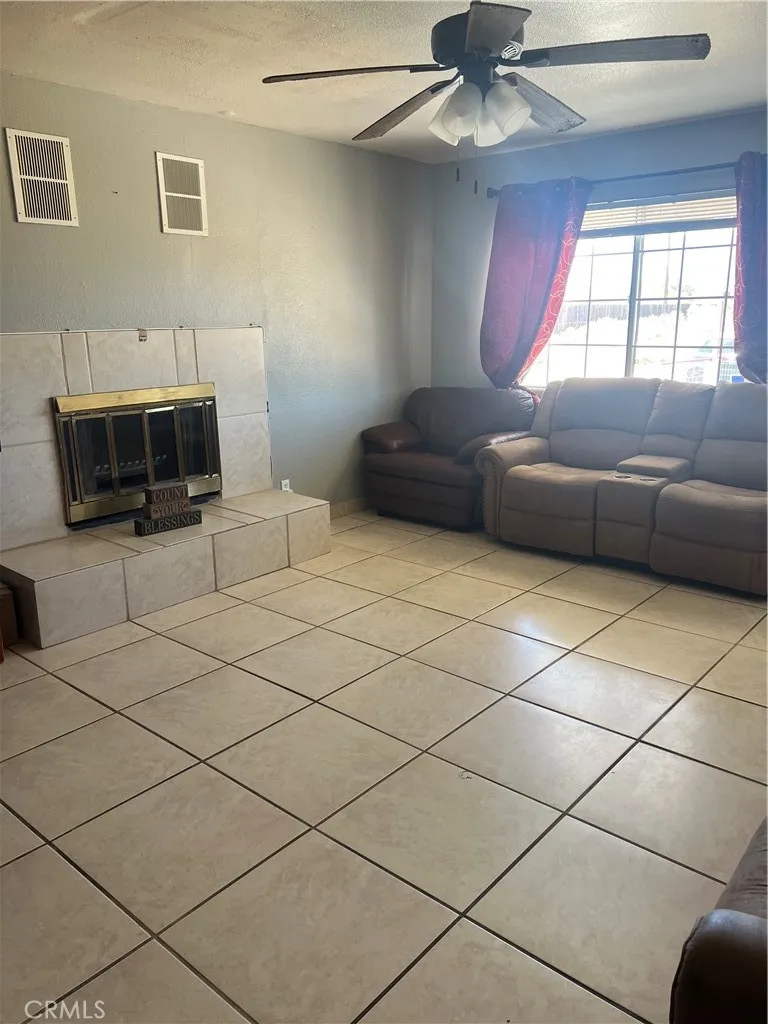 8413 Greenwood California City, CA 93505