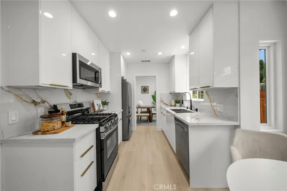 16507 Calahan North Hills, CA 91343