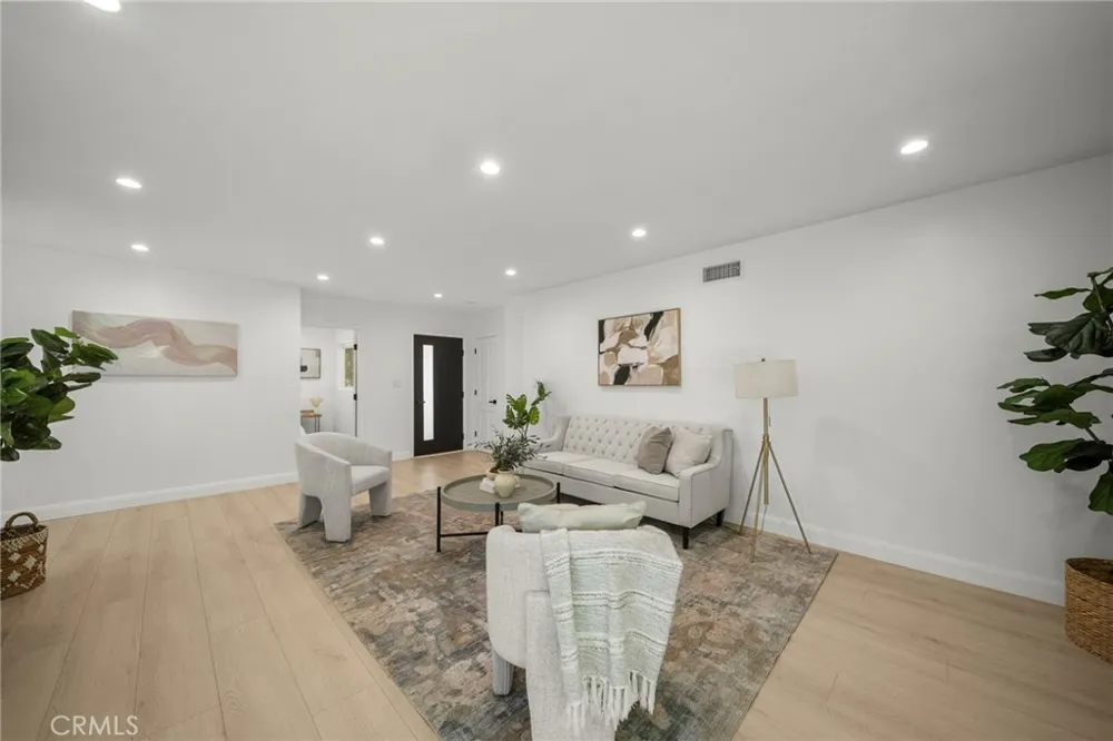 16507 Calahan North Hills, CA 91343