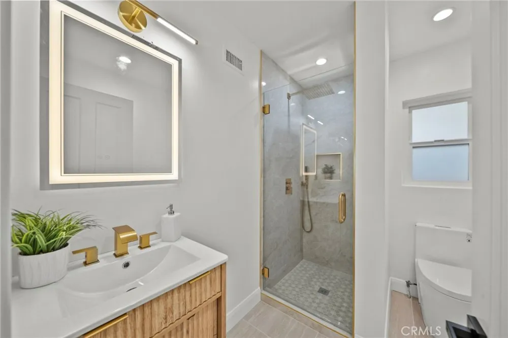 16507 Calahan North Hills, CA 91343