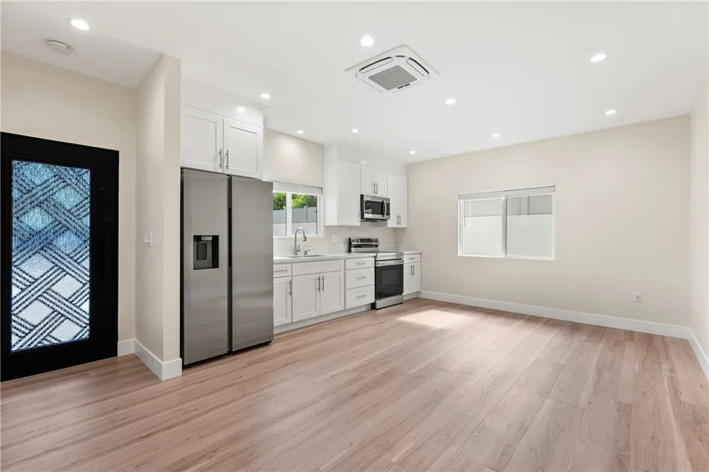 14926 Kittridge Street Van Nuys, CA 91405