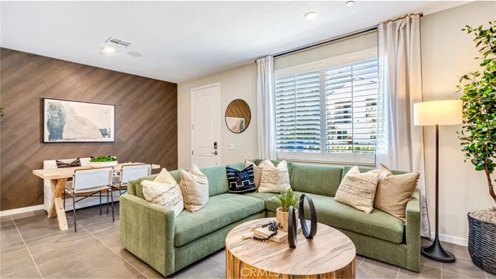 2882 E Bottas Priveado Ontario, CA 91762