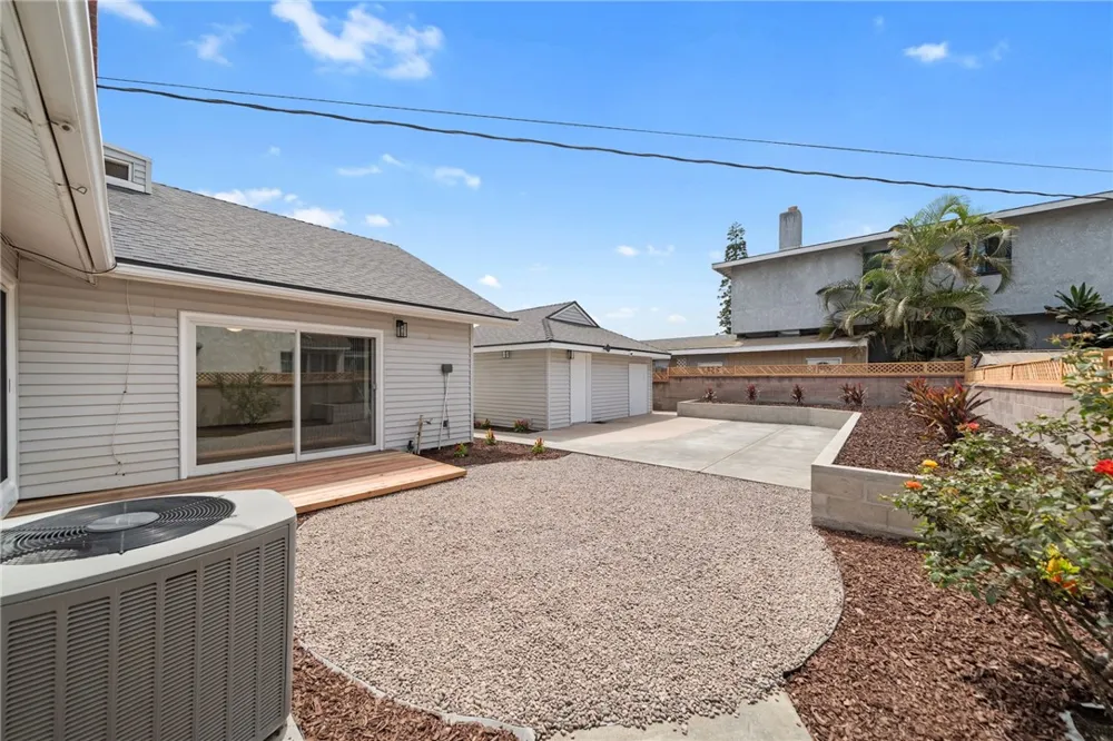 6848 E Los Santos Long Beach, CA 90815