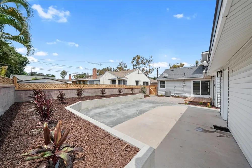 6848 E Los Santos Long Beach, CA 90815