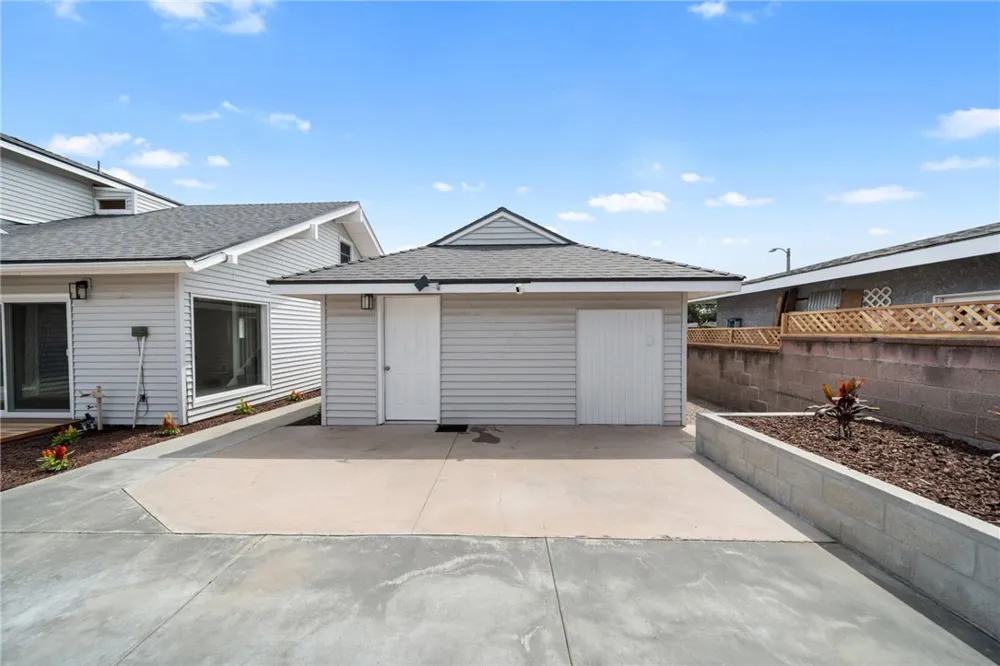 6848 E Los Santos Long Beach, CA 90815