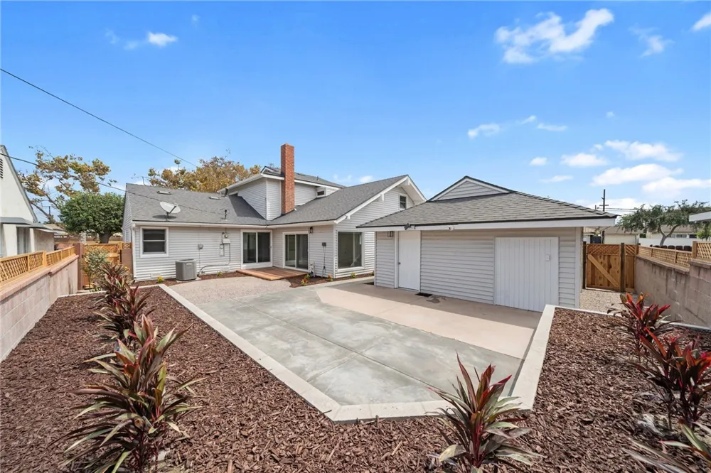 6848 E Los Santos Long Beach, CA 90815