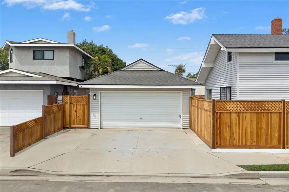 6848 E Los Santos Long Beach, CA 90815