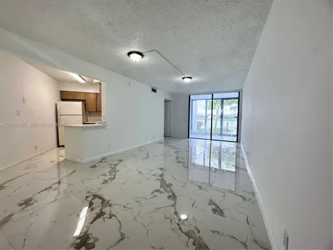 212 Lake Pointe Dr #107