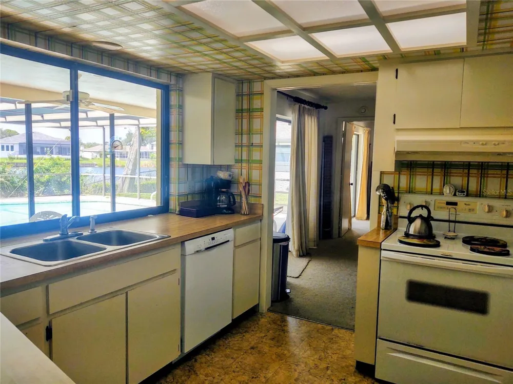 619 RIVIERA BAY DRIVE NE St Petersburg, FL 33702