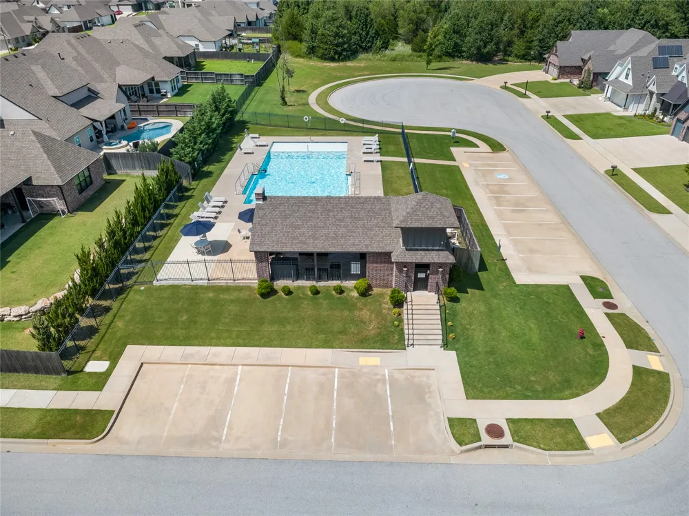 6614 S Willow Place Broken Arrow, OK 74011