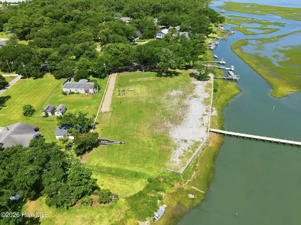 184 Lennoxville Point Road Beaufort, NC 28516
