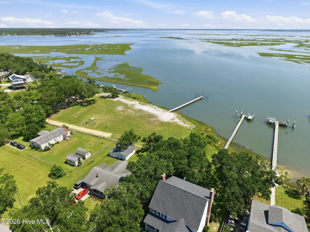 184 Lennoxville Point Road Beaufort, NC 28516