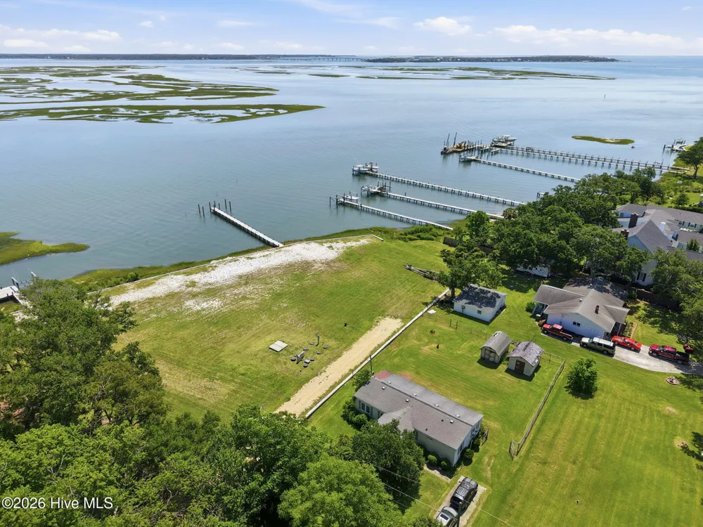 184 Lennoxville Point Road Beaufort, NC 28516