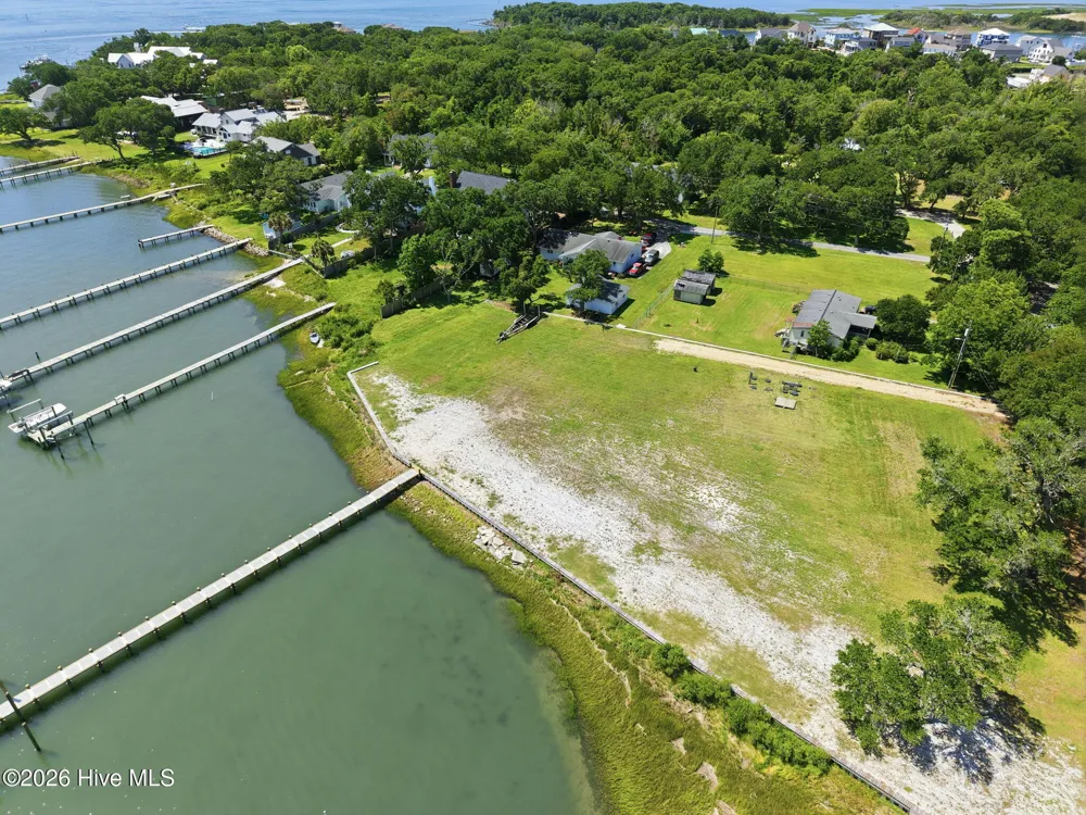 184 Lennoxville Point Road Beaufort, NC 28516