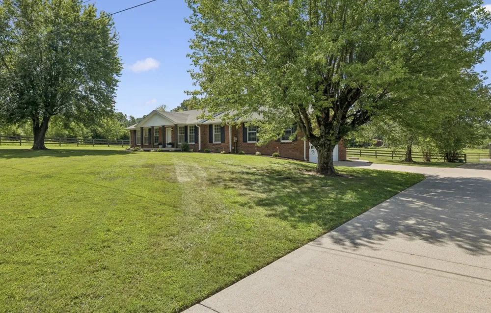 920 Clearview Rd Cottontown, TN 37048