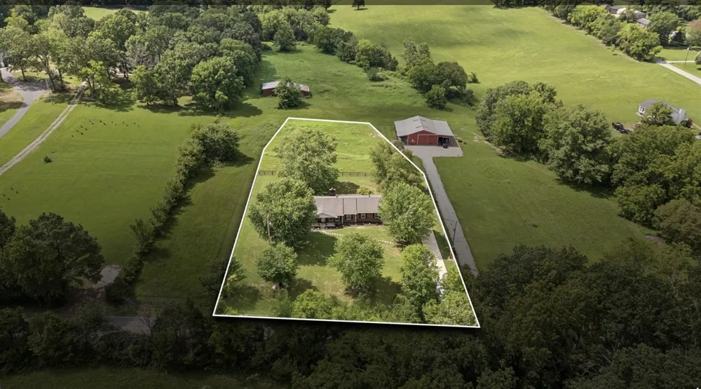 920 Clearview Rd Cottontown, TN 37048