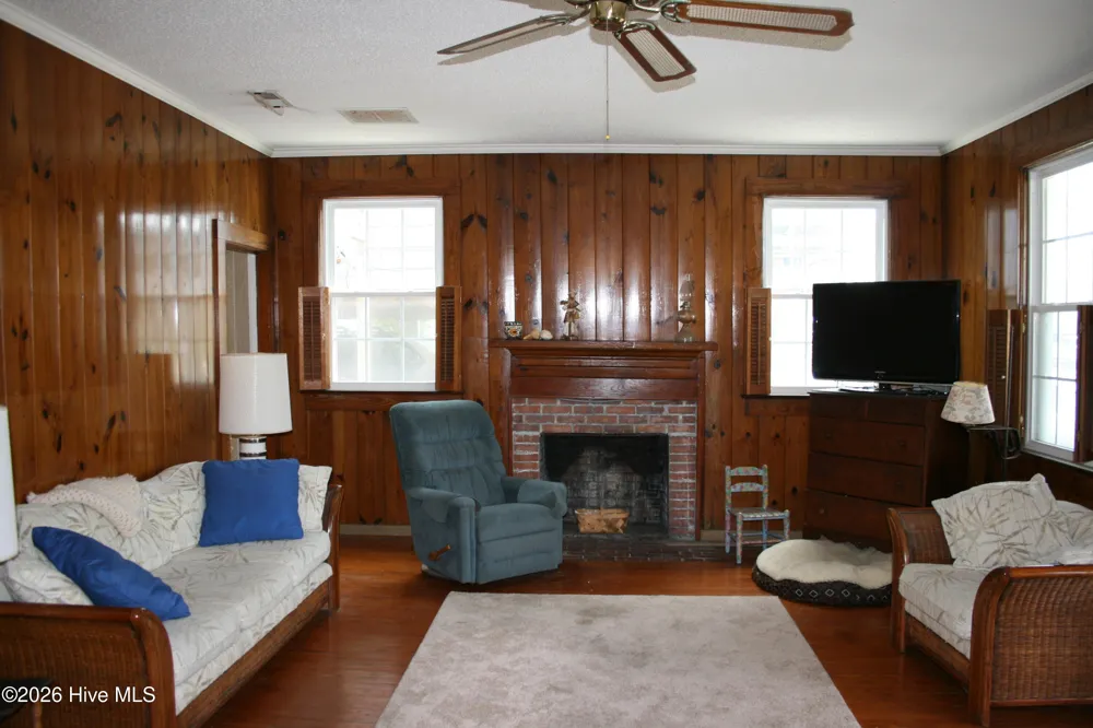 7 E Columbia Street E Wrightsville Beach, NC 28480