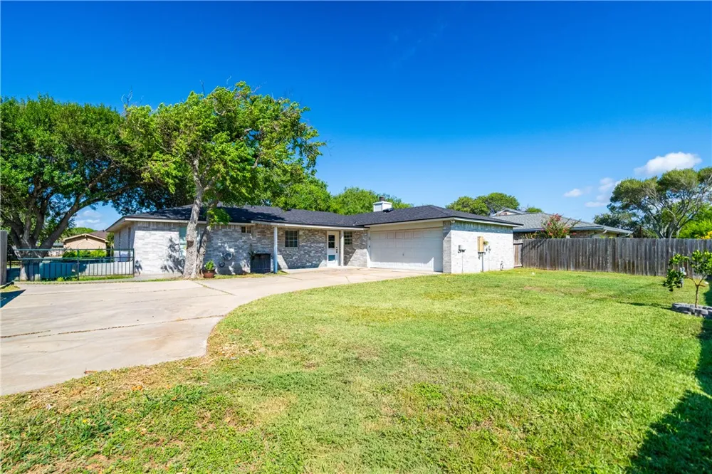 211 Poesta Drive Portland, TX 78374