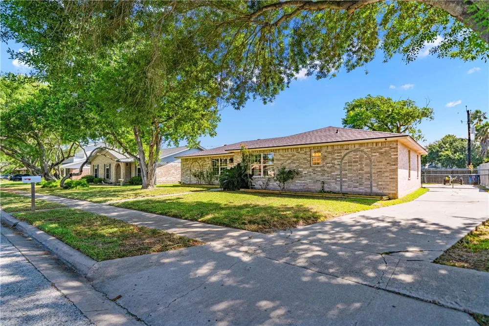 211 Poesta Drive Portland, TX 78374