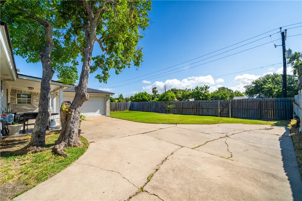 211 Poesta Drive Portland, TX 78374
