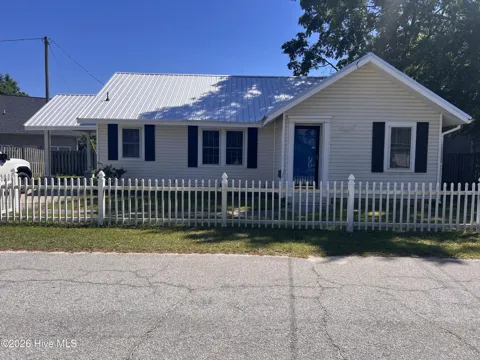 223 Holt Street