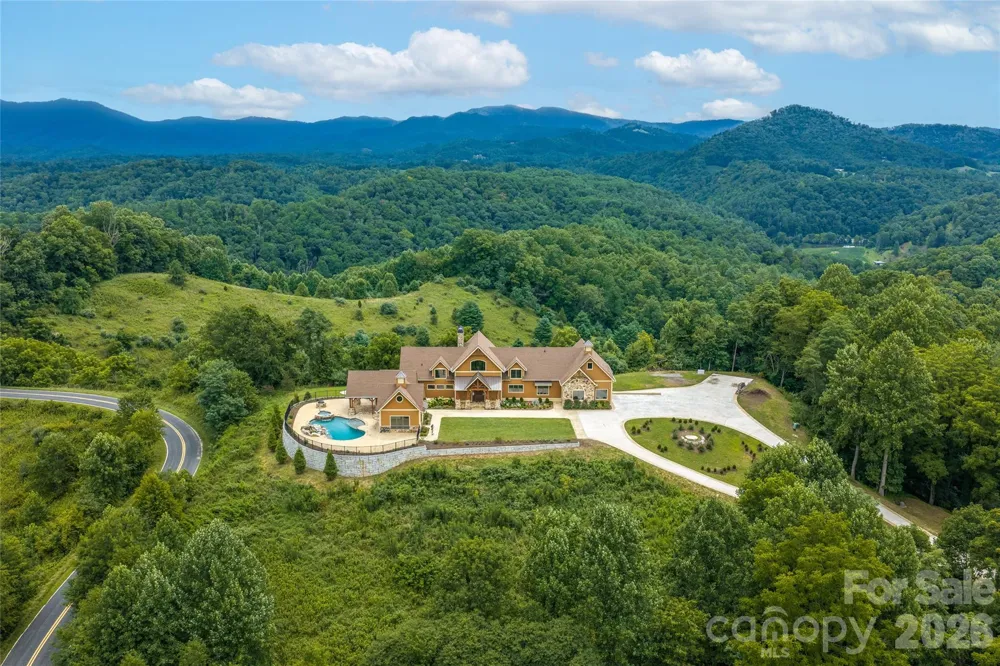 946 Ridge Road Green Mountain, NC 28740