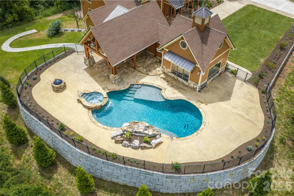 946 Ridge Road Green Mountain, NC 28740
