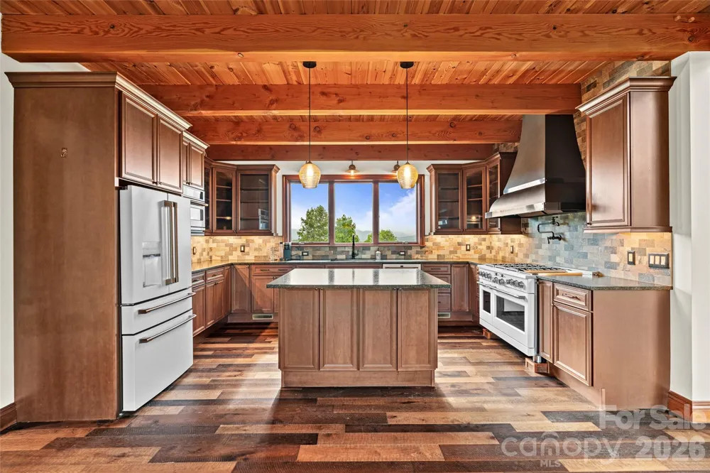946 Ridge Road Green Mountain, NC 28740