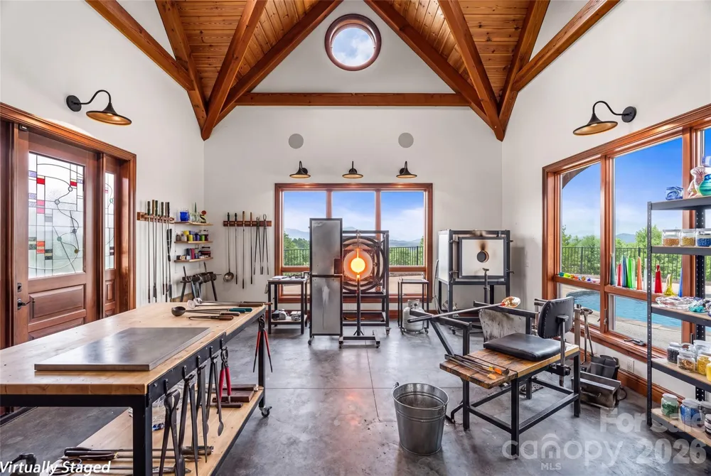 946 Ridge Road Green Mountain, NC 28740