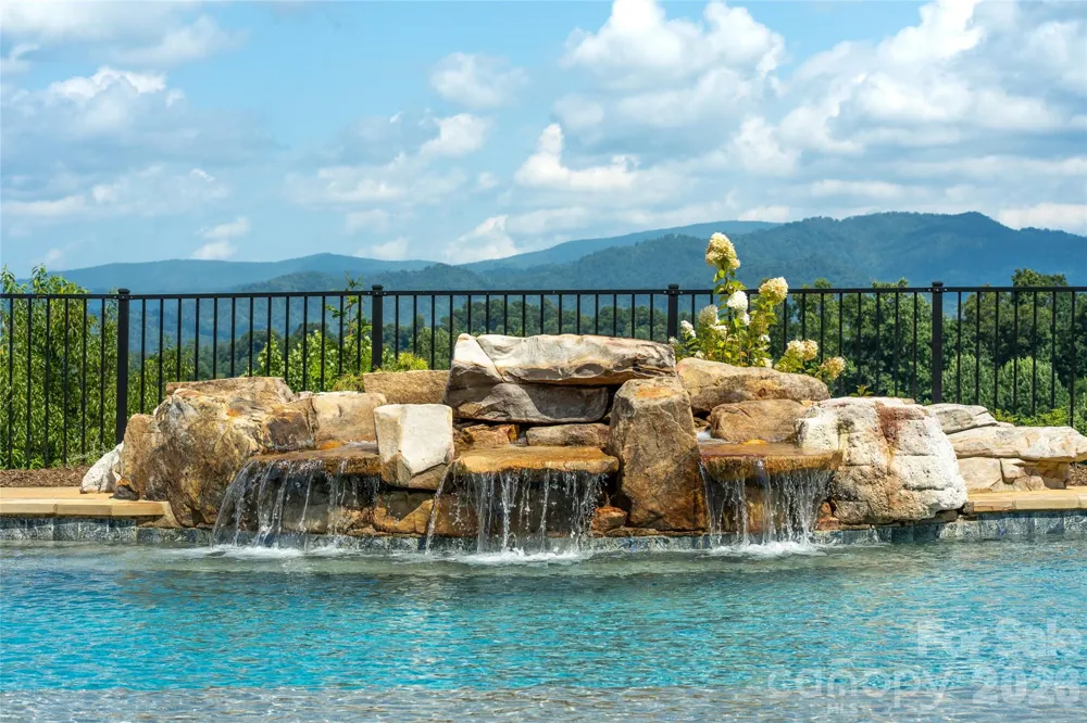 946 Ridge Road Green Mountain, NC 28740