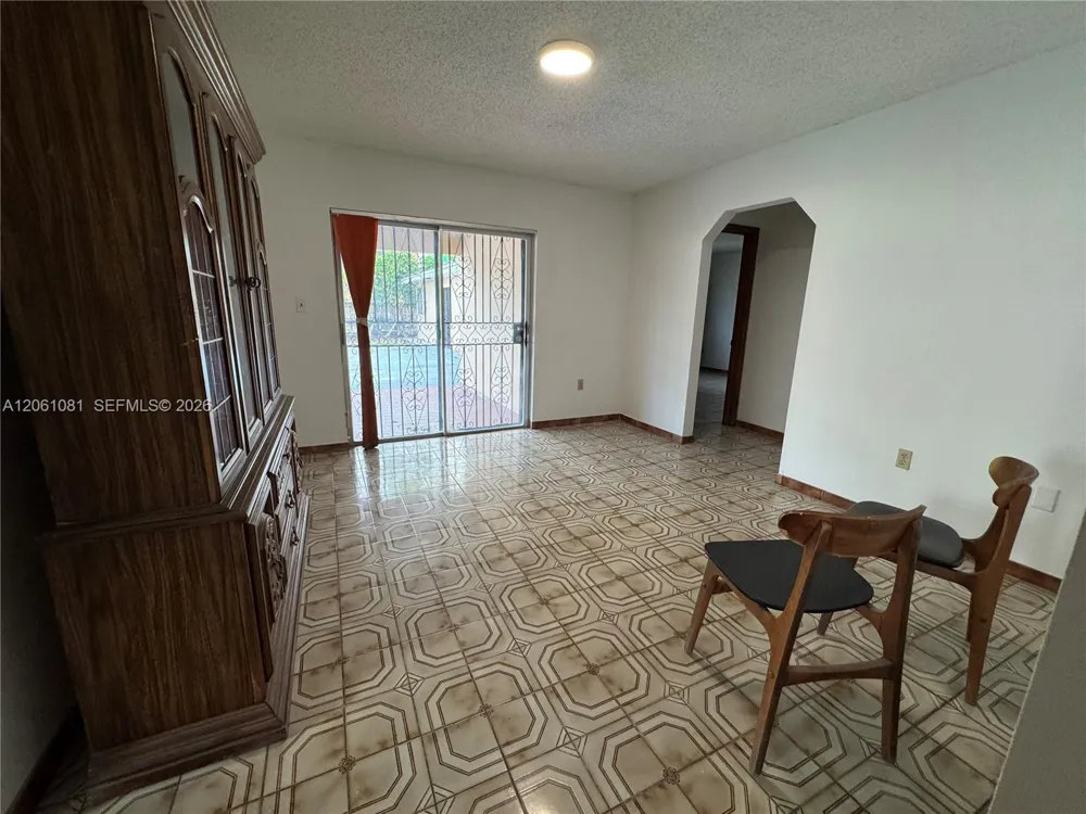 2524 SW 6th St Miami, FL 33135