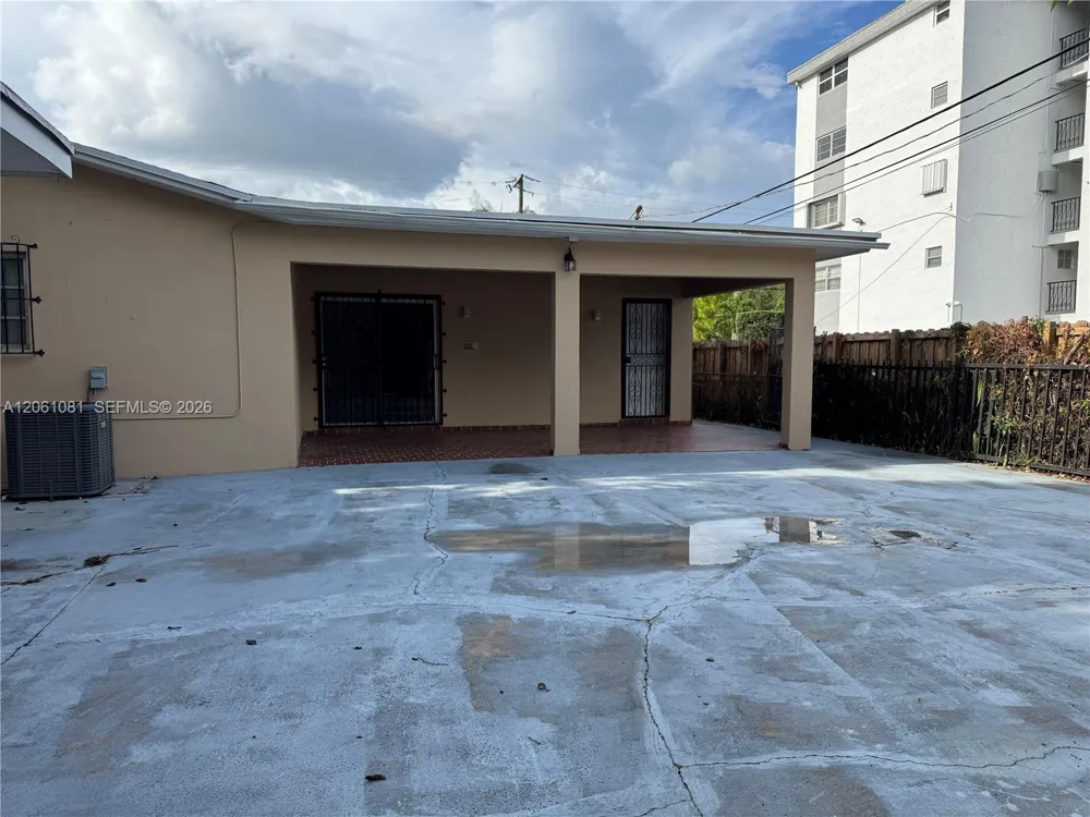 2524 SW 6th St Miami, FL 33135
