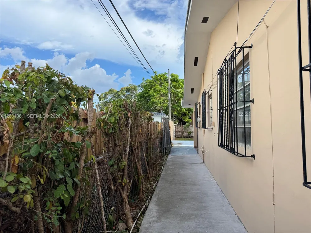 2524 SW 6th St Miami, FL 33135